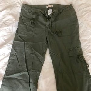 Army green Lee cropped cargo pants.